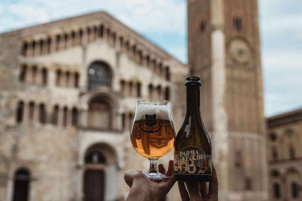 La specialità Parma Vecchia Ipa in piazza del Duomo.