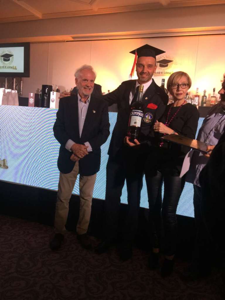 Il vincitore Andrea Francardi tra l'organizzatore Danilo Bellucci e Patrizia Beretta di Campari.