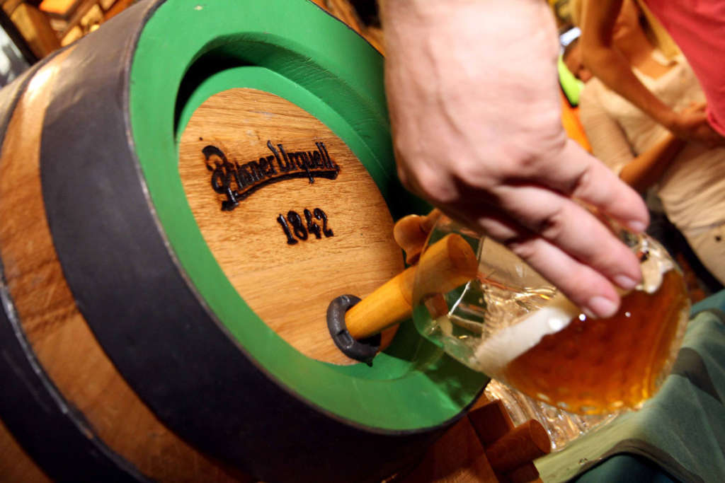 Birra Pilsner Urquell cruda spillata dalla botte