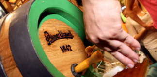 Birra Pilsner Urquell cruda spillata dalla botte