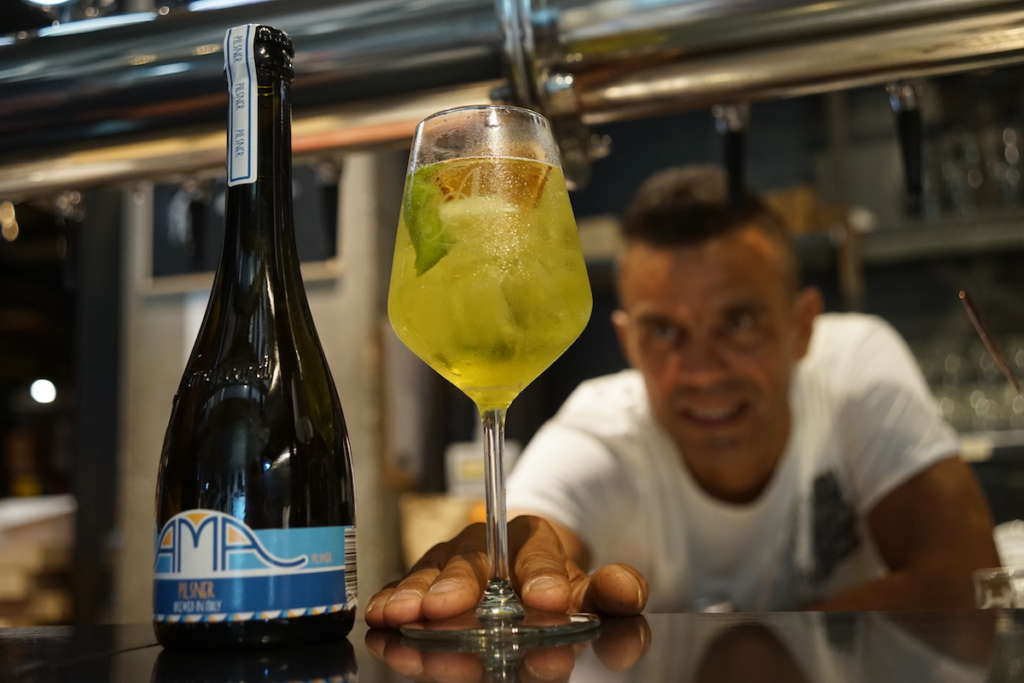 Il bartender mixologist Charles Flamminio con il cocktail The Big Luveria