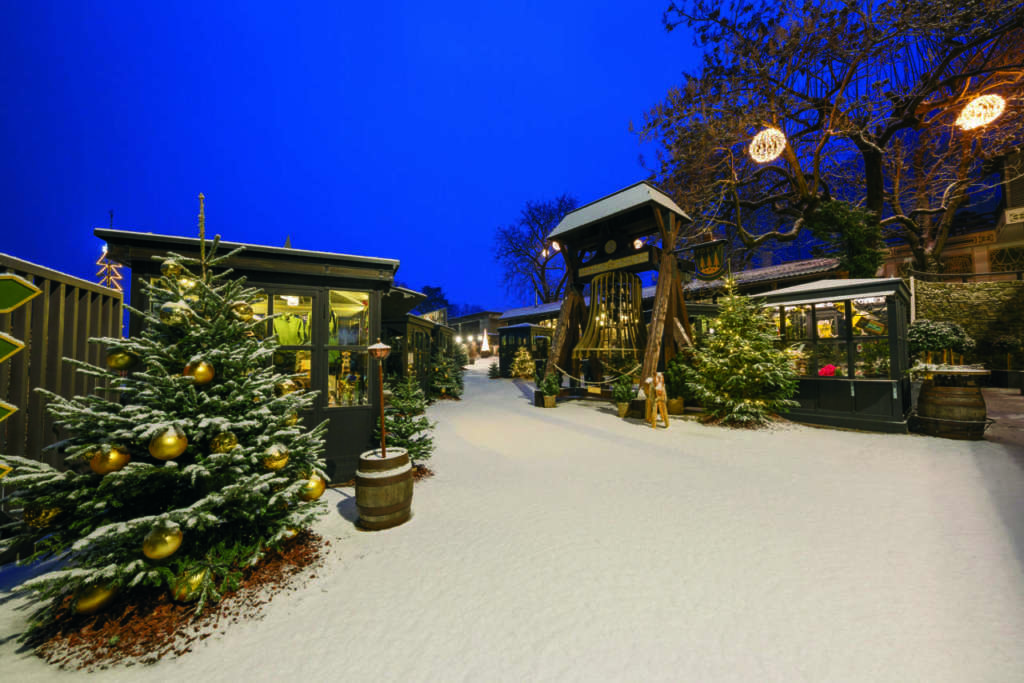 Gli stand della Foresta Natalizia Forst a Lagundo (Bolzano)