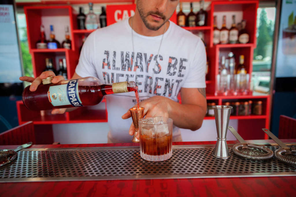 Cocktail Negroni realizzato nella tappa di Firenze del Campari Truck 2018