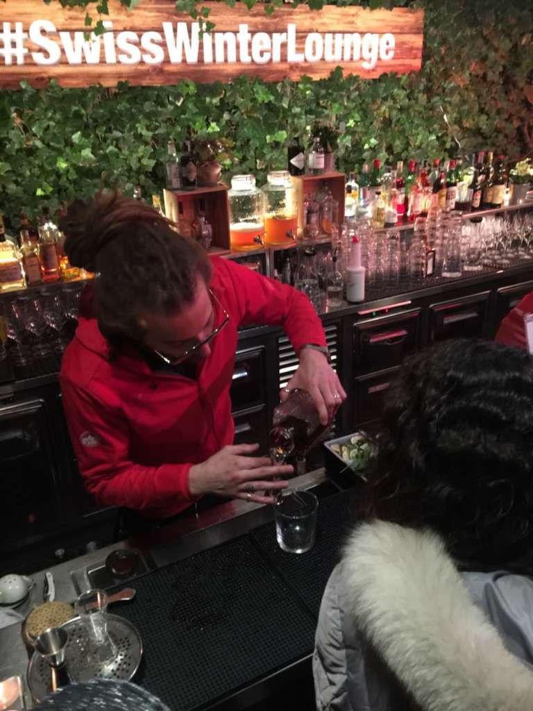 Barman al lavoro per Swiss Apero al Swiss Winter Lounge de La Terrazza di via Palestro a Milano