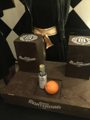 Scatola a sorpresa con Angostura Aromatic Bitters e arancia