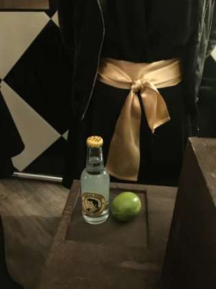 Scatola a sorpresa con Tonic Water e lime