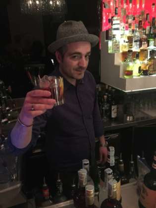 Il barmanager Cristian Lodi del Milord di Milano con un Montenegroni by Amaro Montenegro