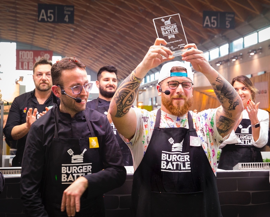 Accanto a Rocco Camasta, il vincitore Antonio De Lauro alza la targa Burger Battle 2019