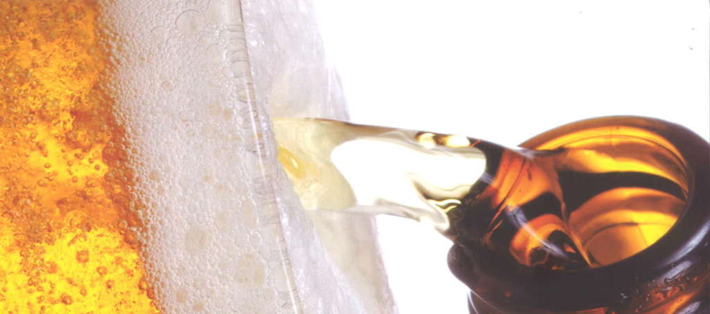 Birra Peroni versata dalla bottiglia