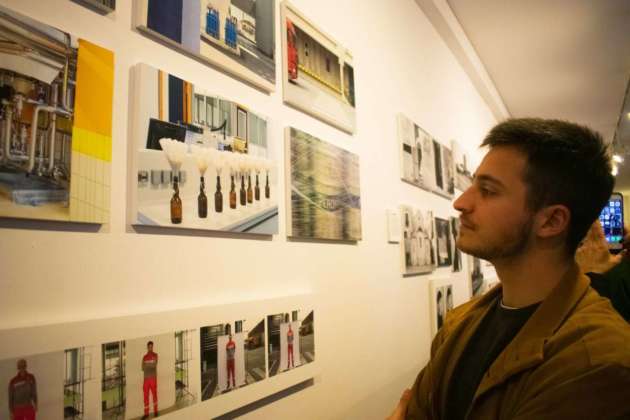 Un momento della mostra fotografica degli studenti IED Roma su Birra Peroni