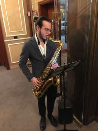 Savini Caffè Milano, accompagnamento musicale con il sax di Alessio Dal Checco.