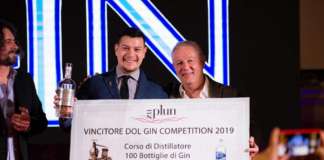 Il vincitore Lucas Kelm premiato dal mastro distillatore Florian Rabanser di Zu Plun