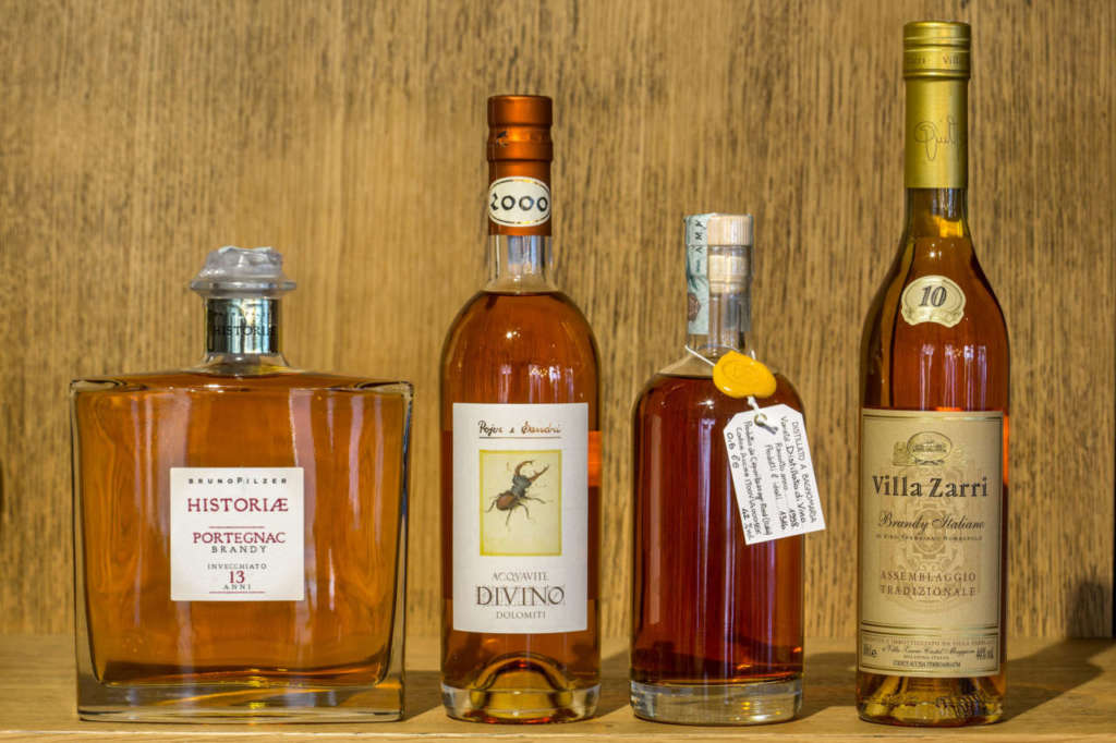 I magnifici quattro brandy artigianali: Historiae Brandy Portegnàc Pilzer, Acquavite Divino Pojer e Sandri, Capovilla 1998, Villa Zarri. Foto Mauro Fermariello