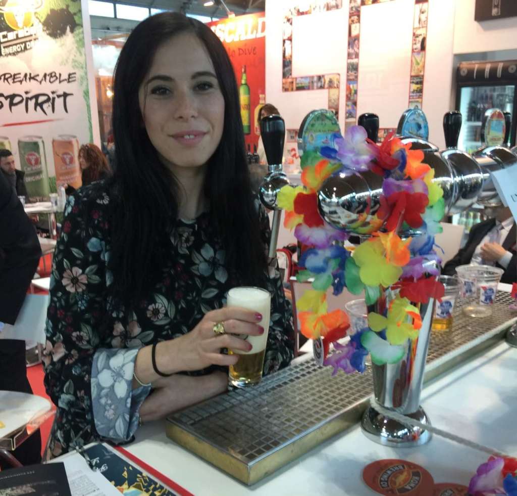 Brindisi con la birra allo stand Biscaldi a Beer Attraction 2019 a RiminiFiera