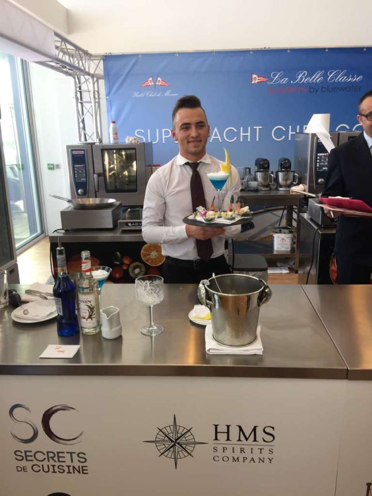 Il vincitore Martin Stefas Balas con il cocktail Le Prince d'Azur.