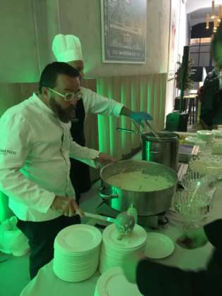 Lo chef Giancarlo Morelli alle prese con il risotto mantecato con Birra Messina Cristalli di Sale.
