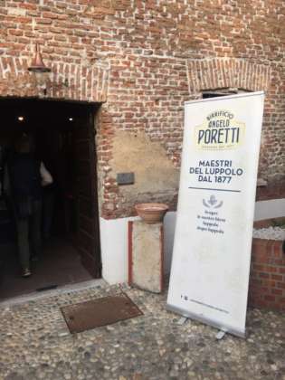 Ingresso al salone del convegno su Angelo Piretti 3 Luppoli Non Filtrata