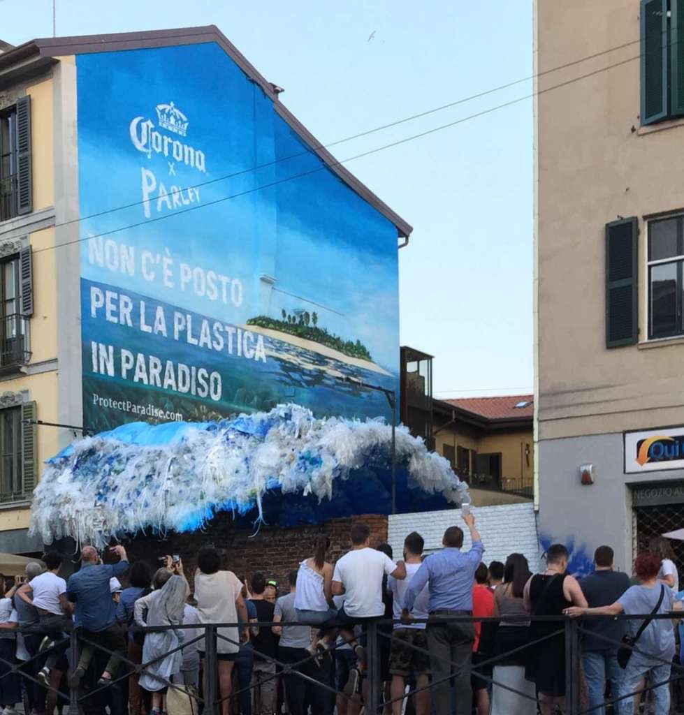 Corona Plastic Wave sul Naviglio grande