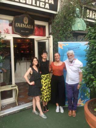 Presentazione cocktail K-Fruit Mule alla Sacrestia Farmacia Alcolica di Milano con Virginia Barberini (gonna gialla) Stock Italia e il titolare Geremia Sozio.