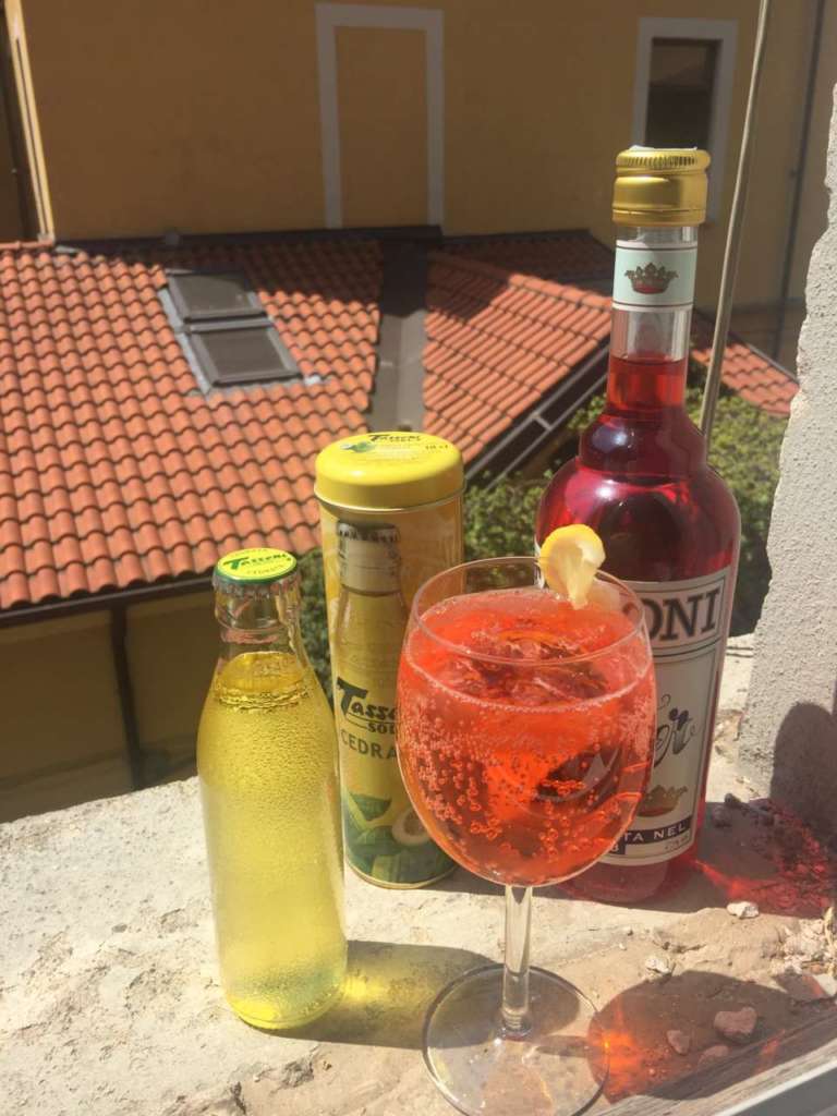 Cocktail ApeTass sui tetti della vecchia Milano