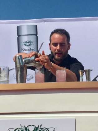 Giulio Tolin riempie i tumbler del cocktail Vanny