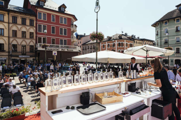 Greta Bonomo dietro il banco bar del palco