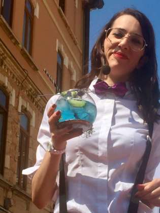 Giulia Costa presenta il cocktail Poison Voodoo