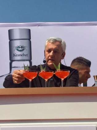 Aldo Pigatto guarnisce i cocktail Laiten