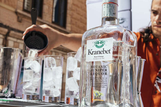 Mattia Sannazolin prepara il cocktail Beach Early Bird