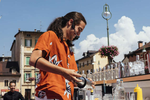Mattia Sannazolin prepara il cocktail Beach Early Bird