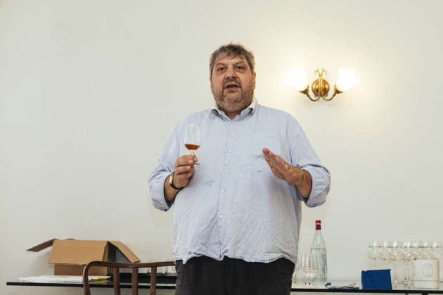 Il gustosofo Michele Di carlo nel corso della degustazione