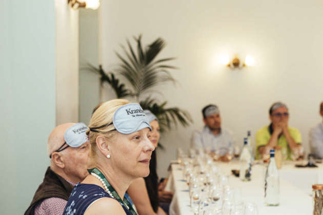 Anche Patrizia Dal Toso ha partecipato alla degustazione cieca con tanto di benda