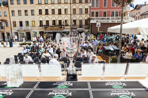 Il pubblico della manifestazione in attesa dei risultati della gara