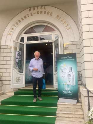 Il giurato Danilo Bellucci sulle scale dell'Hotel Croce Bianca di Asiago dove si è svolta la degustazione "cieca" di Michele Di Carlo