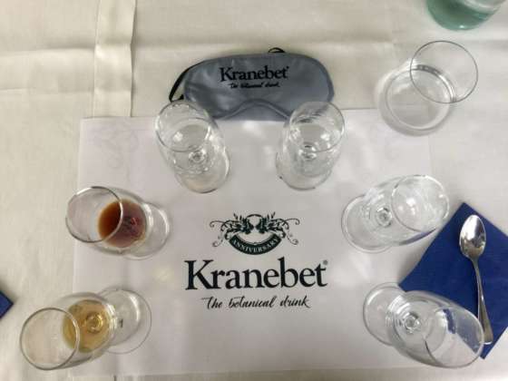 I sei calici con liquori e distillati oggetto della degustazione "cieca" di Michele Di Carlo