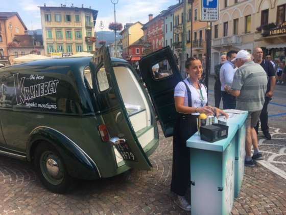 Degustazione pubblica di Kranebet in piazza Risorgimento prima della gara
