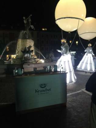 Trampolieri lunari dietro a uno dei banchi cocktail Kranebet