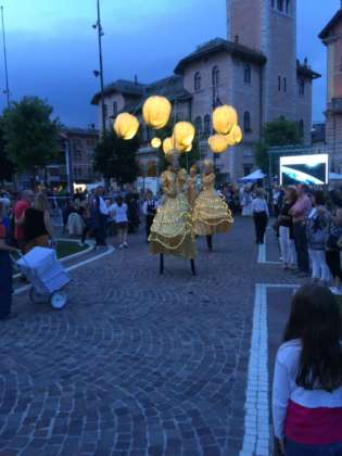 Trampolieri in giro per i giardini di piazza Carli ad Asiago