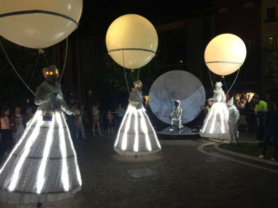 Omaggio dei trampolieri alla Luna e alla nuova tuta Dainese per astronauti