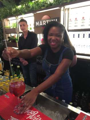 I neobartender Kelly e Pietro miscelano Negroni alla Terrazza Martini