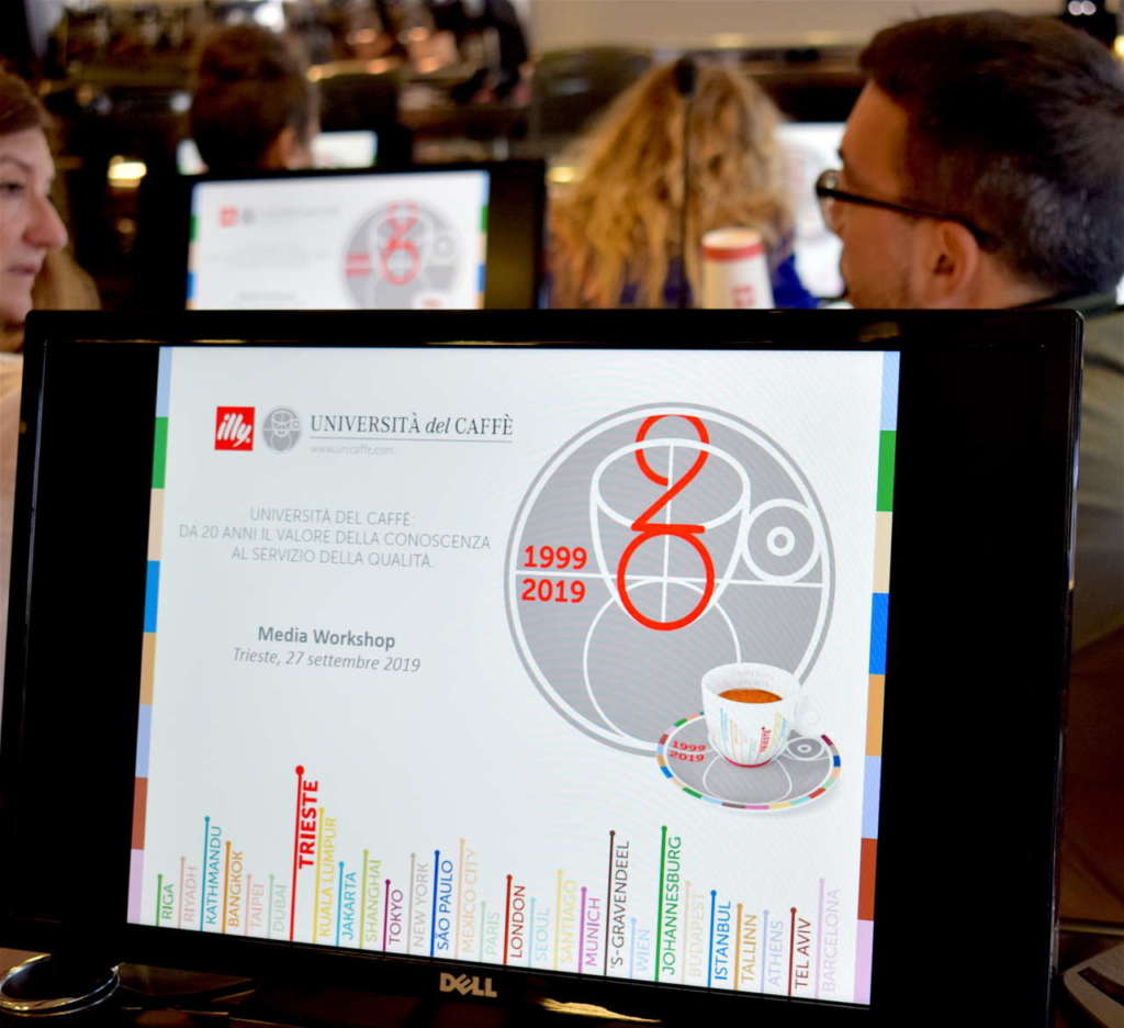 Monitor nell'aula multimediale dell'Università del Caffè