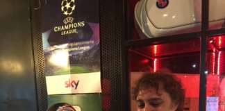 Il beer expert Jacopo Gatto durante la spillatura alla belga al Beergarden di Milano