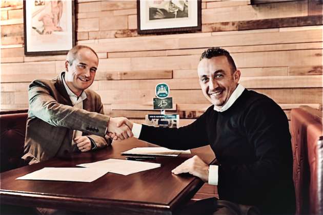 Stretta di mano tra Benoit Bronckart (ad Italia di AB-Inbev) e Pietro Nicastro (ceo Lowen-Com)