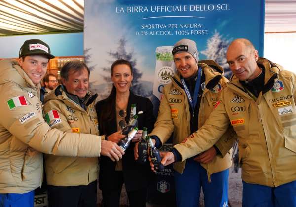 Da sinistra, il discesista azzurro Mattia Casse, il presidente Fisi Flavio Roda, Cellina von Mannstein di Birra Forst, il discesista azzurro Christof Innerhofer, il direttore sportivo Fisi Massimo Rinaldi.