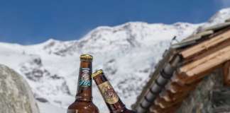 Abbraccio di Birre Kühbacher sulle nevi del Monte Rosa in Val d'Aosta