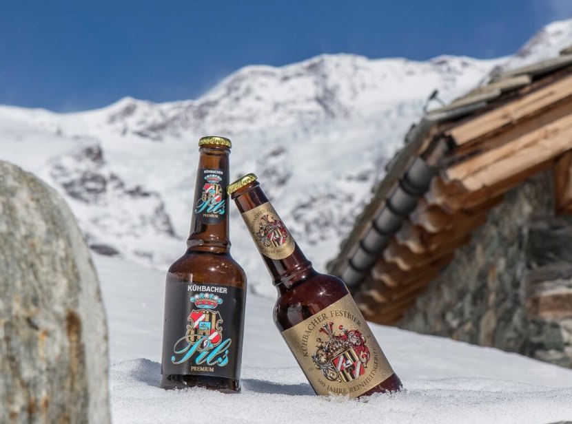 Abbraccio di Birre Kühbacher sulle nevi del Monte Rosa in Val d'Aosta