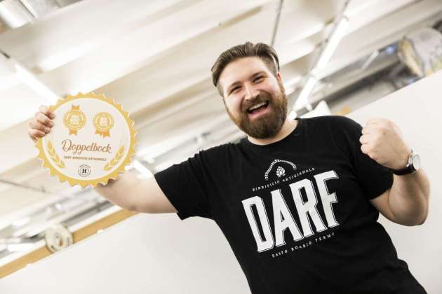 L'entusiamo di Alberto Soardi, contitolare del Birrificio Darf, alla consegna del premio Best Beer Solobirra 2020 al salone Hospitality di Riva del Garda.