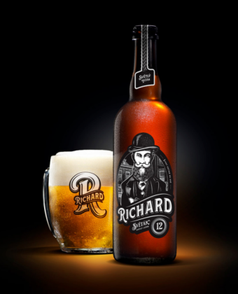 Firmata dalla graphic factory ceka Jana Benesova, l'etichetta di birra Richard Svetàk Pivo del Birrificio Richard di Brno (Cekia) ha conseguito il 2° posto al concorso Solobirra Best Label 2020 al salone Hospitality di Riva del Garda (Bs)