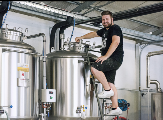 Albero Soardi, contitolare del Birrificio Darf, al lavoro sui tini di cottura.