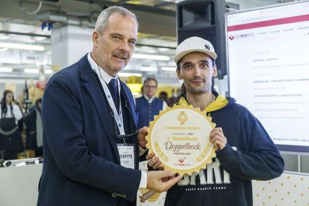 Simone Ravelli, contitolare del Birrificio Darf, ritira il premio di categoria Bock al concorso Solobirra 2019 per Doppelbock